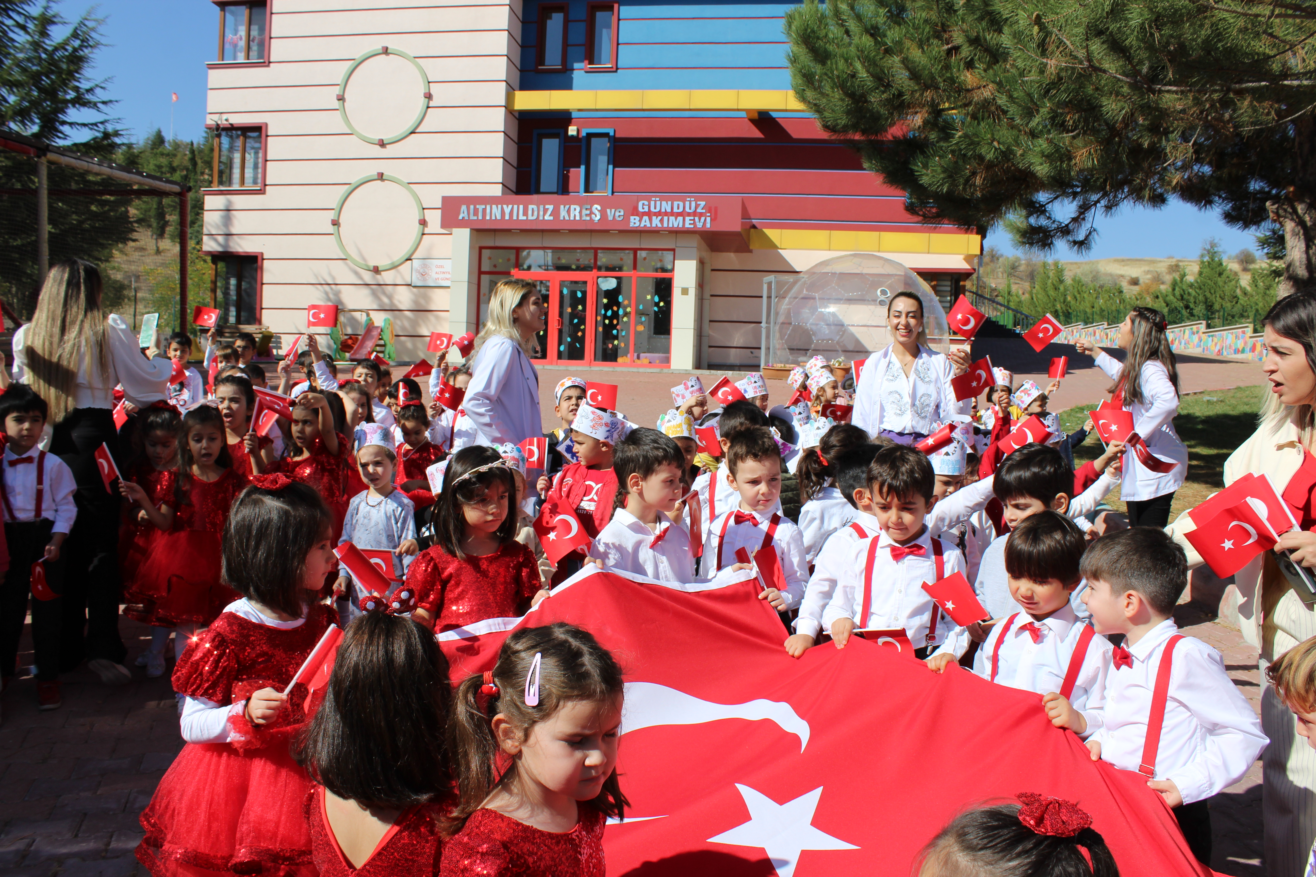 ALTINYILDIZ KREŞ VE ANAOKULUNDA 29 EKİM CUMHURİYET BAYRAMI COŞKU VE HEYECANLA KUTLANMAYA DEVAM EDİYOR
