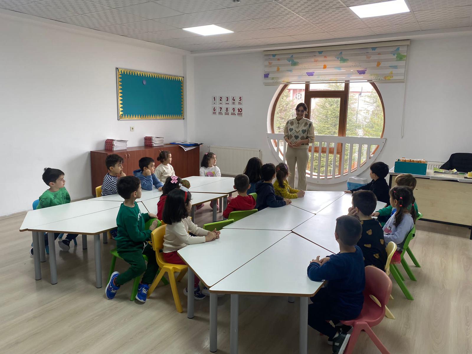 Altinyilidiz anaokulunda 5 yaş grubu öğrencileri okuma yazmaya hazırlık çalışmalarına hız kesmeden devam ediyor. 